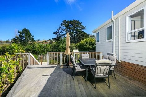 Photo of property in 4 Rook Place, Unsworth Heights, Auckland, 0632