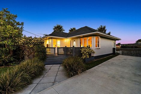 Photo of property in 9 Devon Street, Te Atatu South, Auckland, 0610