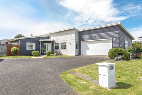 Photo of property in 2 Gilligan Close, College Estate, Whanganui, 4500