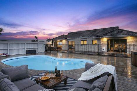 Photo of property in 8 Higham Ferrers Place, Red Beach, 0932