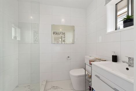 Photo of property in 3/28 William Bond Street, Stanley Point, Auckland, 0624