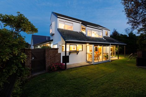 Photo of property in 25 Heathcote Place, Fitzherbert, Palmerston North, 4410