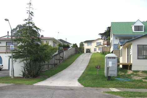 Photo of property in 16 Hueglow Rise, West Harbour, Auckland, 0618