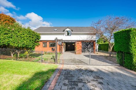 Photo of property in 10 Kakariki Grove, Waikanae, 5036