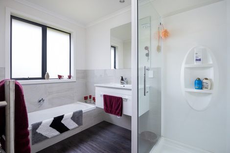 Photo of property in 25 Te Arakete Place, Hurworth, New Plymouth, 4310