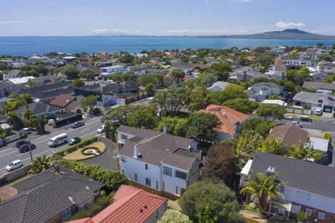 Photo of property in 104 Kitchener Road, Milford, Auckland, 0620