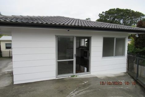 Photo of property in 15 Fernhaven Place, Massey, Auckland, 0614