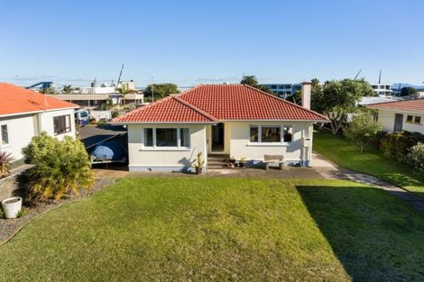 Photo of property in 52 Pitau Road, Mount Maunganui, 3116