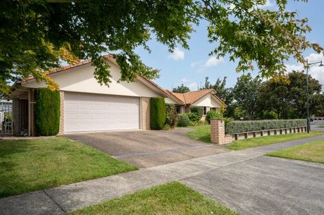 Photo of property in 1 Glenroy Place, Green Bay, Auckland, 0604