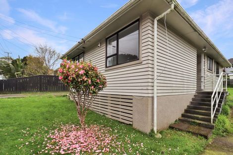Photo of property in 32 Victory Crescent, Tawa, Wellington, 5028