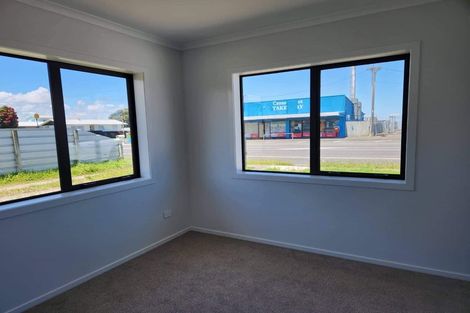 Photo of property in 6 Cross Street, Castlecliff, Whanganui, 4501