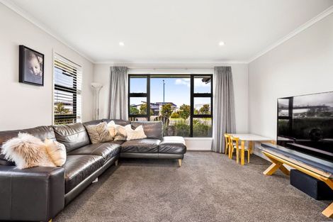 Photo of property in 32 Waitemata Drive, One Tree Point, 0118