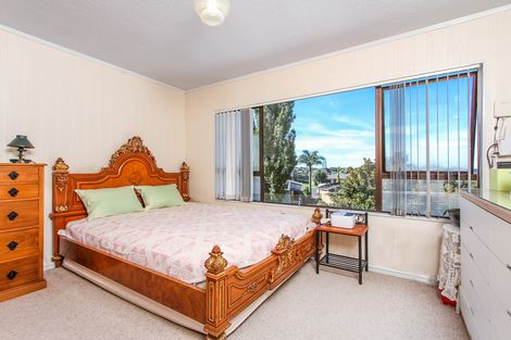 Photo of property in 92 Lincoln Park Avenue, Massey, Auckland, 0614