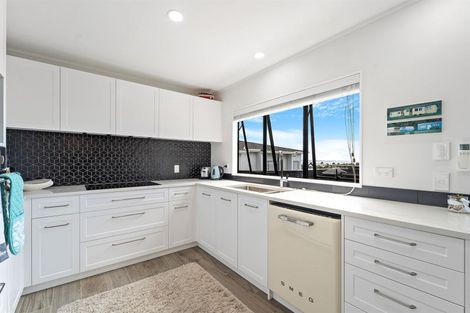 Photo of property in 52 Waiora Road, Stanmore Bay, Whangaparaoa, 0932