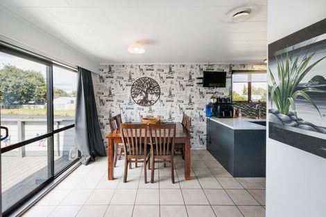 Photo of property in 16 Dunk Place, Milson, Palmerston North, 4414