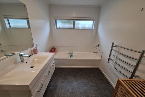Photo of property in 90a Endeavour Drive, Whitby, Porirua, 5024