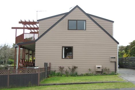 Photo of property in 3 Lindaver Grove, Merrilands, New Plymouth, 4312