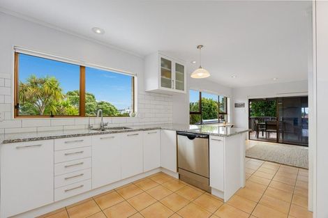 Photo of property in 23 King Richard Place, Browns Bay, Auckland, 0630