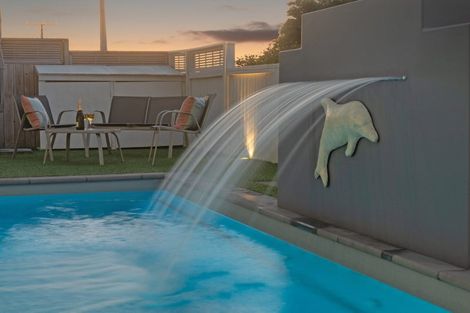 Photo of property in 15 Beechwood Road, Rothesay Bay, Auckland, 0630