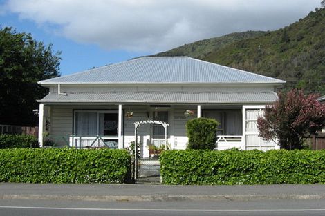 Photo of property in 8 Nelson Square, Picton, 7220