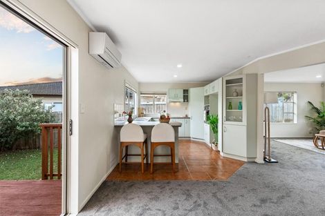 Photo of property in 13 Ginders Drive, Massey, Auckland, 0614