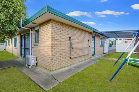 Photo of property in 17 Glenveagh Park Drive, Weymouth, Auckland, 2103