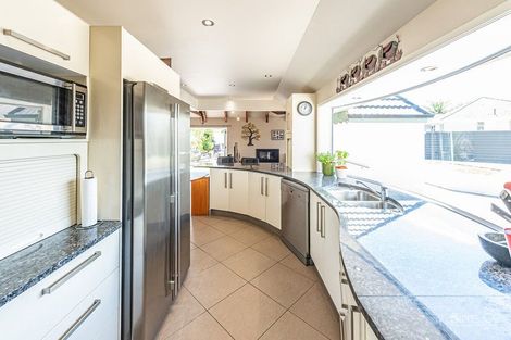 Photo of property in 2 Burtts Road, Durie Hill, Whanganui, 4500