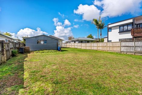 Photo of property in 92 Gloria Avenue, Te Atatu Peninsula, Auckland, 0610