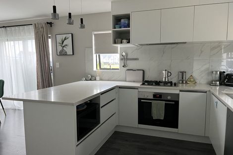 Photo of property in 11 Lumbarda Drive, Kumeu, 0810