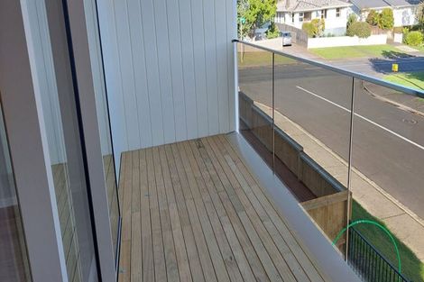 Photo of property in 1b Taupiko Place, Green Bay, Auckland, 0604