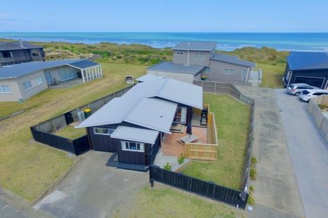 Photo of property in 8 Marine Parade South, Foxton Beach, Foxton, 4815