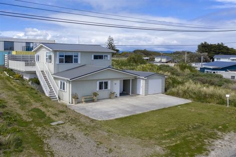 Photo of property in 35 Marine Parade South, Foxton Beach, Foxton, 4815