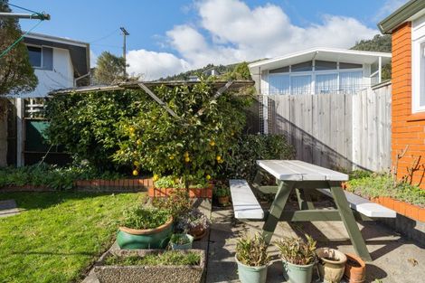 Photo of property in 6a Seaview Crescent, Picton, 7220