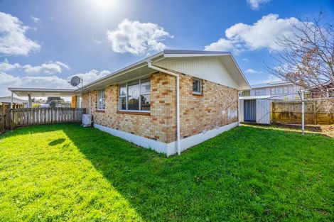 Photo of property in 11 Blanes Road, Weymouth, Auckland, 2103