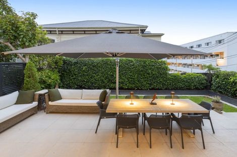 Photo of property in 18 Austin Street, Mount Victoria, Wellington, 6011