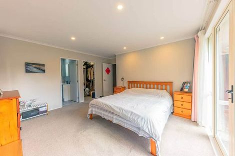Photo of property in 8 Red Oak Place, Schnapper Rock, Auckland, 0632