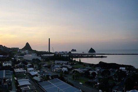 Photo of property in 5b Mission Street, Moturoa, New Plymouth, 4310