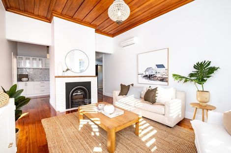 Photo of property in 15 Lawrence Road, Hospital Hill, Napier, 4110