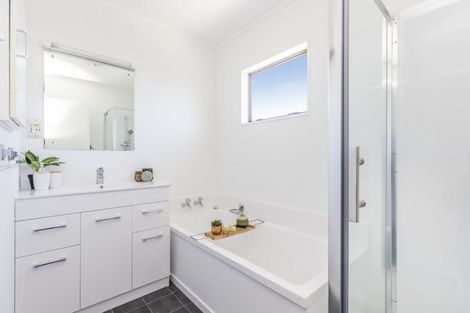 Photo of property in 24 John Witton Drive, Crofton Downs, Wellington, 6035