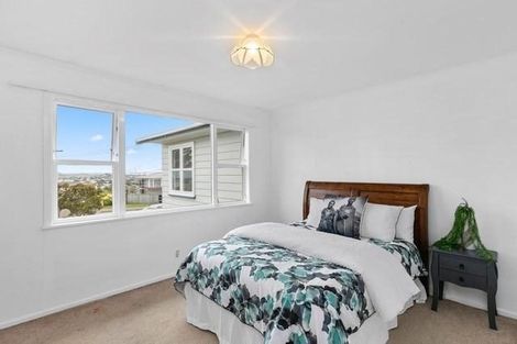 Photo of property in 25 Brooker Grove, Newlands, Wellington, 6037