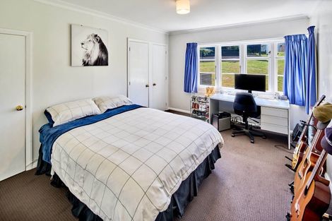 Photo of property in 2 Kereru Bend, Tawa, Wellington, 5028