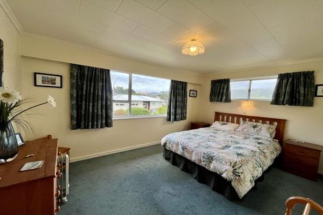 Photo of property in 1 Spicer Place, Tawa, Wellington, 5028