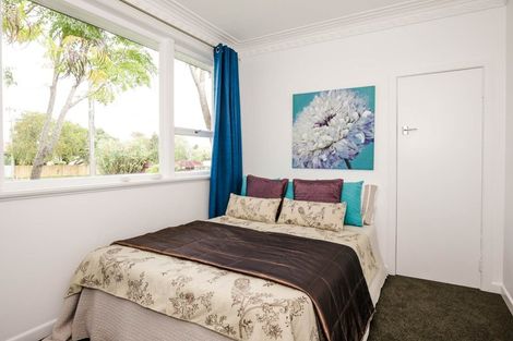 Photo of property in 10 Royal View Road, Te Atatu South, Auckland, 0610