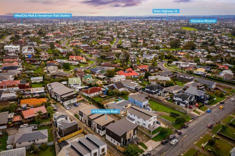 Photo of property in 4/6 Hepburn Road, Glendene, Auckland, 0602