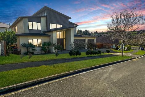 Photo of property in 5 Gibbston Crescent, Flat Bush, Auckland, 2016