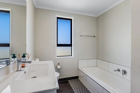 Photo of property in 7 Discovery Place, Marfell, New Plymouth, 4310