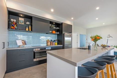 Photo of property in 8 Mediterranean Grove, Fitzherbert, Palmerston North, 4410