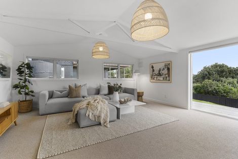 Photo of property in 3 Francis Avenue, Stanmore Bay, Whangaparaoa, 0932