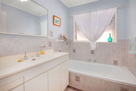 Photo of property in 5a Kahu Road, Paremata, Porirua, 5024