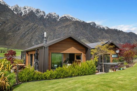 Photo of property in 37 Pendeen Crescent, Jacks Point, Queenstown, 9371